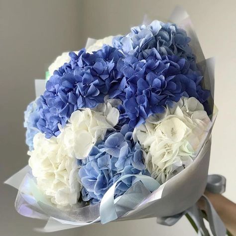 179 Likes, 4 Comments - New York Streetstyle 🍎 (@newyork_streetstyles) on Instagram: “1, 2 or 3? @flowerna.ru✔️” Hydrangea Bouquet, Boquette Flowers, Flowers Bouquet Gift, Nothing But Flowers, Flower Therapy, Beautiful Bouquet Of Flowers, Little Flowers, Flower Lover, Beautiful Bouquet