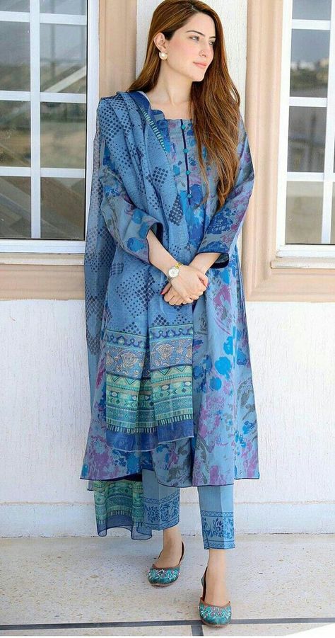 Gown Pakistani, Suit Gown, Indian Suit, Style Kurti, Beautiful Neck, Simple Kurta Designs, Long Kurti Designs, Kurti Set, Salwar Kamiz