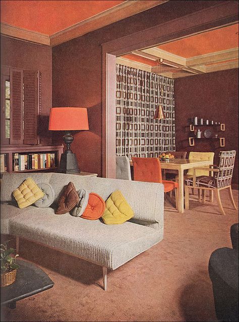 One would be completely forgiven at first glance for thinking that this rust, fox brown and pale mustard yellow home was from the 1970s. It is, in fact, from 1953, many years before a similar palette took the home decor world by storm. Pillows, curtains 1950s Interior, Bungalow Living Room, American Living Room, Mid Century Interior, Living Vintage, Retro Living Rooms, Mid Century Living, Mid Century Living Room, Mid Century Modern Living