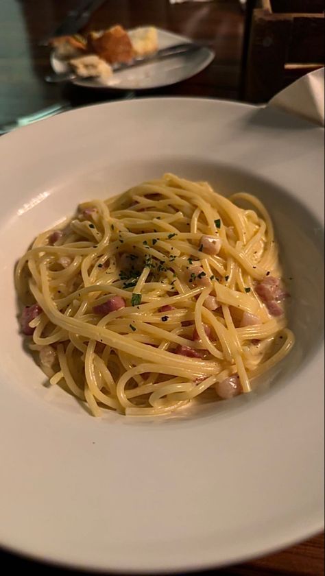 pasta, spaghetti carbonara, italian foods, creamy pasta aesthetic, pasta dishes Pasta Astethic Pictures, Spaghetti Carbonara Aesthetic, Pasta Carbonara Aesthetic, Carbonara Aesthetic, Spaghetti Aesthetic, Spagetti Carbonara, Aesthetic Pasta, Ham Sauce, Pasta Aesthetic