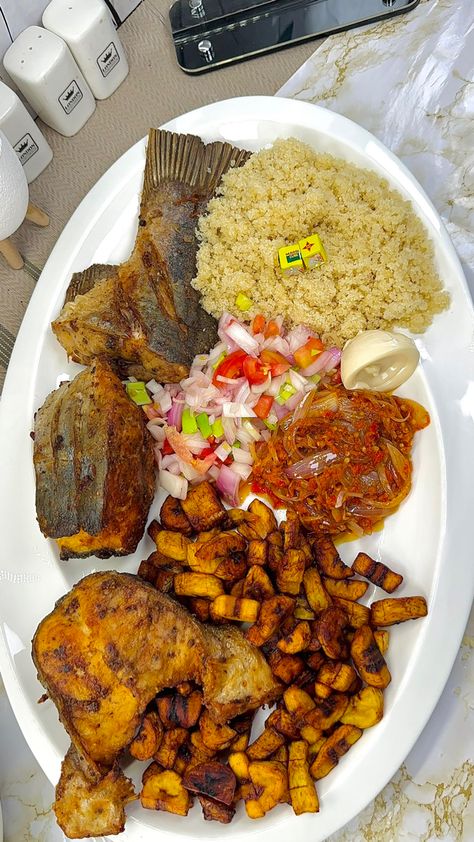 African Food Aethstetic, Ivorian Food, Satisfying Pics, Whole Fish Recipes, African Recipes Nigerian Food, West African Food, Bistro Food, Soul Food Dinner, Nigerian Food