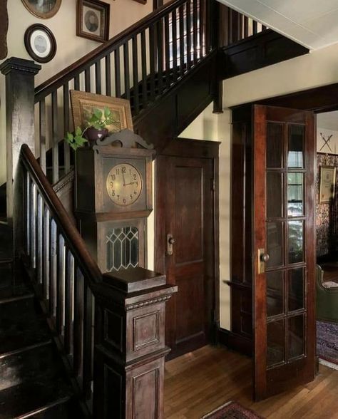 1700s Colonial House Interior, 1890 Interior Design, 1880s House Interior, Victorian Interior Design Living Room, Traditional Victorian House Interior, Brown House Aesthetic, Old Houses Interior, 1800s House Interior, Old Homes Interior