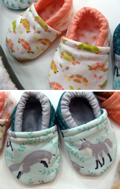 Robin made me these baby shoes using my Les Amis fabrics... Love! There's a free pattern and tutorial on the Michael Miller blog. :) Baby Shoes Tutorial, Baby Slaapzakken, Projek Menjahit, Diy Bebe, Sewing For Baby, Baby Sewing Projects, Fall Quilts, Beginner Sewing Projects Easy, Costura Diy