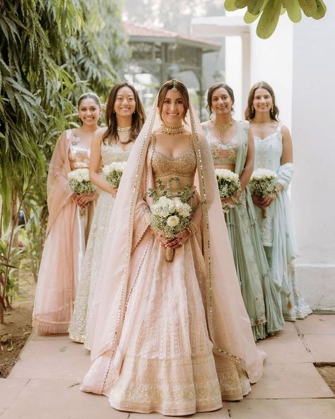 Bride Sister Poses Indian, Wedding Pose For Bridesmaids, Pose With Bridesmaid, Bride Poses With Bridesmaids, Bride And Sisters Wedding Photos, Desi Wedding Family Photos, Indian Bridesmaids Photoshoot, Bridal Photoshoot With Bridesmaid, Poses With Cousins In Wedding