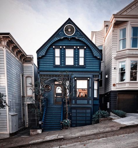 The Rainbow Houses of San Francisco Architecture Cool, Rainbow House, Victorian Townhouse, New Orleans Homes, This Old House, Cute House, Blue House, Beautiful Buildings, Sarasota