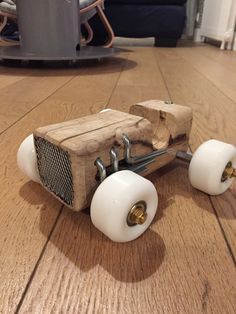 Wood Projects Plans, Wooden Toy Cars, Wooden Toys Plans, Woodworking Project Plans, Wooden Car, Kids Wooden Toys, Diy Holz, Wood Creations, Kids Wood