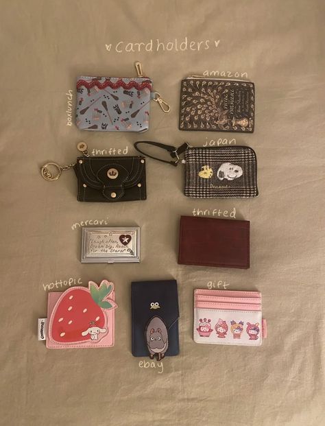 Wallets Aesthetic, Aesthetic Things To Buy, Aesthetic Wallet, Wallet Aesthetic, Everyday Bag Essentials, School Bag Essentials, Inside My Bag, Purse Essentials, Mini Mochila