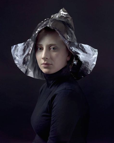 Flemish Art inspired Portraits and Headress recreated with Modern Materials – Fubiz Media Johannes Vermeer, Dutch Painters, European Paintings, Contemporary Photographers, Foto Art, Rembrandt, New Artists, Costume Party, Art World