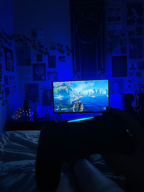 Night Room, Room Gaming, Pc Builds, Cool Room, Desk Ideas, Gaming Room Setup, Pc Setup, Gaming Room, Room Setup