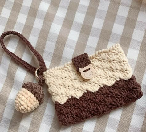 Crochet Acorn, Granny Square Easy, Knitted Purse, Credit Card Tips, Crochet Quilt Pattern, Chart Crochet, Bag Free Pattern, Crochet Wallet, Crochet Classes