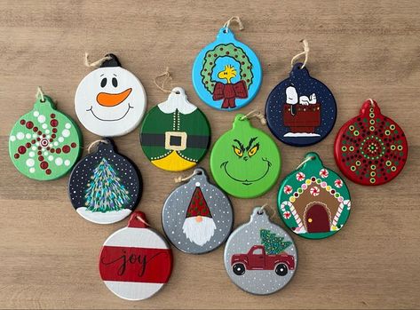 Wooden Round Christmas Ornaments, Wooden Ornament Ideas Diy Christmas, Round Ornament Ideas, Diy Painted Ornaments Christmas, Wooden Disc Ornaments, Wooden Christmas Tags, Christmas Ornament Painting, Wooden Ornaments Diy, Christmas Hand Painted