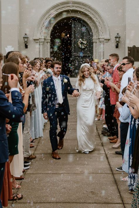 Wedding Sendoff, Bubble Wedding, Wedding Bubbles, Wedding Send Off, Wedding Picture Poses, Plan My Wedding, Wedding Night, Picture Poses, Wedding Pictures