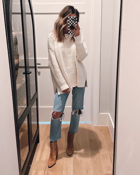 2024 Outfit Ideas For Women, 2023 Women’s Style, Womens Jeans And Sweater Outfit, Outfits For Winter Women, Mom Fall Fashion, Fall Jeans Outfit Casual, Winter Mom Outfits, Winter Outfits Night Out, Sneakers Outfit Winter