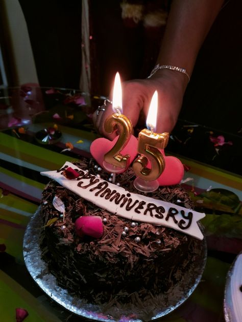 Anniversary Cake Snap, Best Friend Cake, Birthday Aesthetics, 25 Anniversary Cake, 25 Anniversary, Friends Cake, Fast Food Restaurant, Anniversary Cake, Food Restaurant