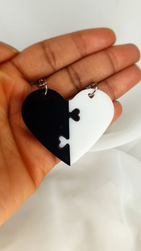 Diy Resin Keychain, Half Heart, Bff Jewelry, Keychain Craft, Cd Crafts, Diy Resin Projects, Resin Jewelry Diy, Bff Necklaces, Heart Keyring