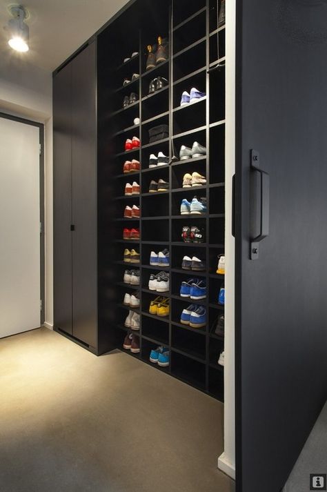 neat shoe rack (via desire to inspire) Modern Barn Style, Organiser Son Dressing, Sneaker Closet, Dressing Design, Sneaker Storage, Walk In Closet Design, Barn Style Doors, Men Closet, Dream Closets