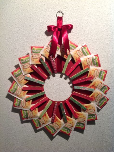 Wreath made of tea bags Tea Bag Wreath, Wall Structure, Glitter Candles, Cozy Home Decor, Christmas Gifts For Coworkers, Black Christmas Trees, Short Article, Diy Christmas Decorations Easy, Christmas Projects Diy