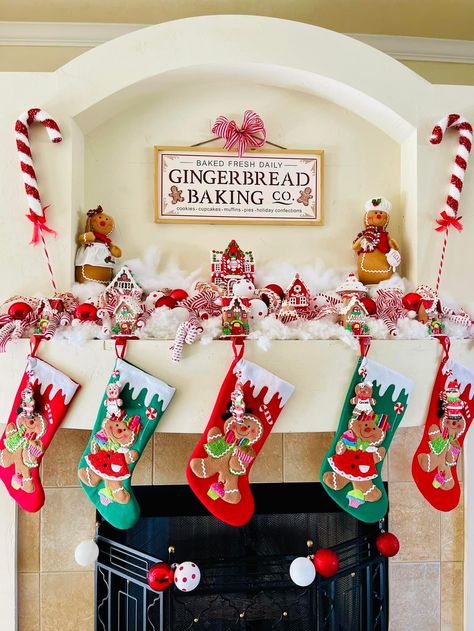 Gingerbread Mantel Ideas, Gingerbread House Template, Gingerbread Diy, Christmas Dreaming, Christmas Mantle Decor, Gingerbread Crafts, Gingerbread Christmas Decor, Christmas Themes Decorations, Frosty The Snowmen