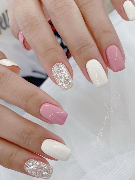 Korean pink and white nails: glitter accent White Nail Combinations, Pink And White Nail Art Designs, Nail Art Designs Pink And White, Nail Art White And Pink, Pink Nail With White Heart, White And Cream Nails, Pink And White Nails Designs, White With Pink Nails, Pink And Cream Nails