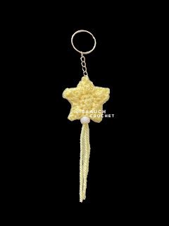 Crochet Star Keychain Free Pattern, Easy Crochet Star, Crochet Star Keychain, Crochet Star Pattern, Pumpkin Patterns Free, Crochet Star Patterns, Easy Candy, Star Keychain, Quick Crochet Projects