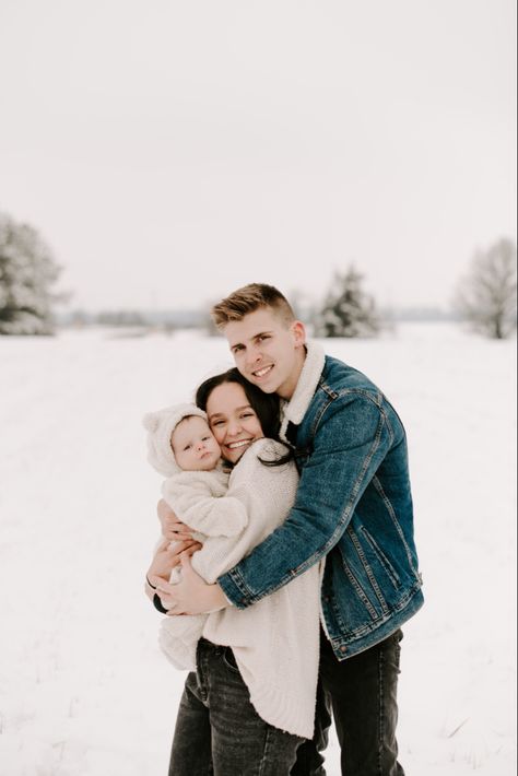 Family Photos With Baby Winter, Family Pictures Snow, Cold Weather Photoshoot Family, Winter Family Photos With Newborn, Family Of 3 Photoshoot Winter, Outside Family Picture Ideas Winter, Snow Pictures Family, Husband Wife Daughter Pictures, Winter Family Photos With Baby