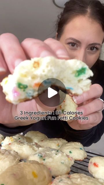 Amy Funderburk on Instagram: "GREEK YOGURT FUNFETTI COOKIES 🤤  3 ingredients, 86 calories 🤌🏻   INGREDIENTS: •Funfetti Cake Mix (1 box) •1 Cup Greek Yogurt (I used Vanilla) •2 Large Eggs  DIRECTIONS: •Preheat oven to 350 & line baking sheets with parchment paper •Mix all the ingredients together •Line the cookies on a baking sheet (should make 22 cookies!)  ****NOTE: THE COOKIES EXPAND!!!!! make sure you’re leaving enough space between them! •Bake for 8-10 minutes  Macros: 2p 17c 1f Calories: 86 per cookie  Makes 22 cookies 🍪   Y’all need these & you’ll love the way your house smells 🤩   #iam1stphorm #1p #lowcaloriedessert #lowcalorierecipes #macrofriendly #pregnancylife #greekyogurtrecipes" Cake Mix Yogurt Cookies, Cake Mix Greek Yogurt Cupcakes, Cake Mix And Yogurt Cookies, Greek Yogurt And Cake Mix Muffins, Yogurt Cookies Recipe, Cake Mix And Greek Yogurt, Diy Cookie Cake, Greek Yogurt Cupcakes, Greek Yogurt Cookies