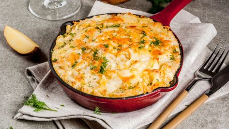 Use Leftover Pulled Pork For An Easy And Flavorful Take On Shepherd's Pie - Tasting Table Chicken Cobbler Recipe, بطاطس مهروسة, Bubble And Squeak, Pulled Pork Leftovers, Shepherds Pie Recipe, Beef Gravy, Making Mashed Potatoes, Leftover Mashed Potatoes, Mashed Potato Recipes