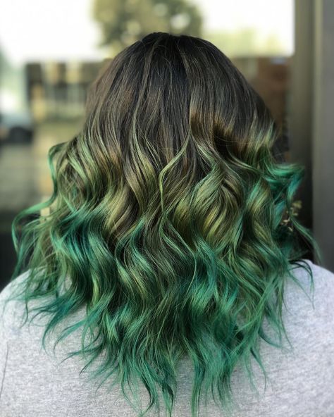 Hair done by : insta @babytay_hairmakeup  Dark root shadow with green ends Highlights In Dirty Blonde Hair, Green Balayage, Green Hair Girl, Root Shadow, Haircut Tips, Ocean Hair, Dark Green Hair, Trendy Bob, Haircut Tip