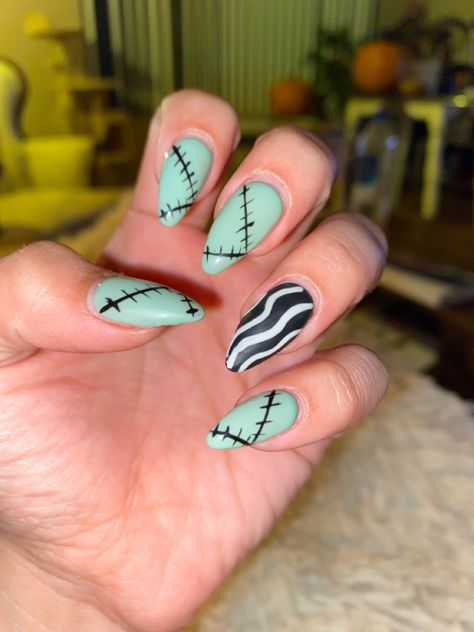 Stitch green frankenstein nails with bride of frankenstein Stitched Nails Halloween, Halloween Nail Designs Frankenstein, Halloween Nails With Stitches, Nails Stitches Design, Frankinstine Nail Art, Frankenstine Nails, Stitches Nail Art, Holloween Nails 2022 Simple, Frankenstein Halloween Nails