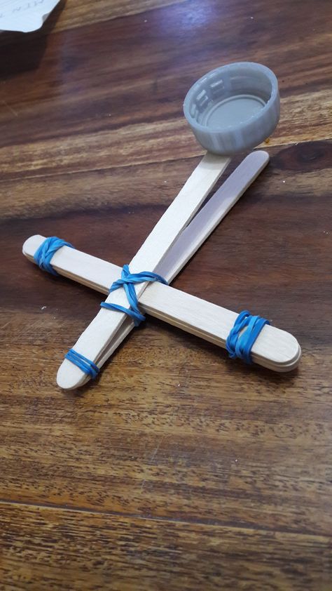 Lolly stick catapult/trebuchet Candy Catapult, Catapults For Kids Popsicle Sticks, Pvc Catapult, Kids Catapult, Popsicle Stick Catapult Rubber Bands, Lolly Stick Craft, Catapult Project, Catapult For Kids, Craft Stick Projects