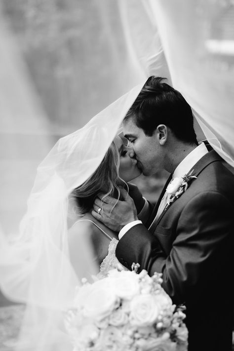 Pose Bride, Romantic Black And White, Bride And Groom Kiss, Wedding Photo List, Wedding Portrait Poses, Bride Groom Photos, Wedding Picture Poses, Wedding Photography Styles, Bride And Groom Pictures