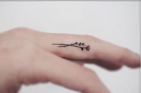 Cute Finger Tattoo Ideas That Will Totally Inspire You To Get One Flower Finger Tattoos, Tiny Flower Tattoos, Cute Finger Tattoos, Tato Henna, Finger Tattoo For Women, Ring Finger Tattoos, Finger Tattoo Designs, Inspiration Tattoos, Tattoos Geometric