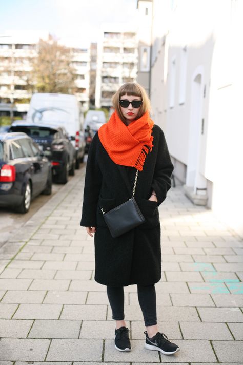 www.amazedmag.de Orange Scarf Outfit, Sandro Bag, Orange Outfits, Minimalist Moda, Acne Studios Jeans, Minimalist Fashion Women, Orange Scarf, Orange Outfit, Scarf Outfit