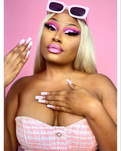 Beauty influencer Jaiye Pierre creates a pink Barbie cut crease makeup look. Pink Barbie Makeup Look, Barbie Makeup Black Women, Barbie Effect Makeup, Barbie Makeup Dark Skin, Barbie Movie Eye Makeup, Pink Barbie Makeup, Barbie Lashes, Barbie Makeup Look, Barbie Fantasy Makeup