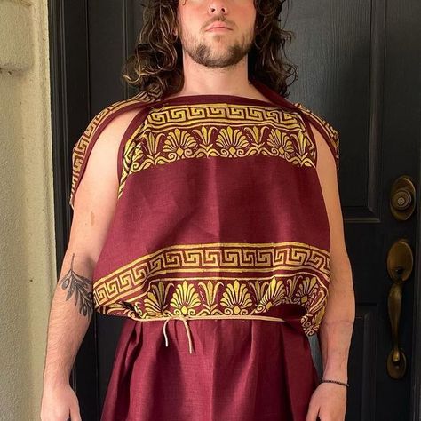 Pythian Pieces on Instagram: "Once the chitoniskos and chlamys make it back to my etsy shelves, the full-length chiton will join them!  This style of chiton was standard for Ancient Greek women, probably clear by its rather dress-like appearance. But it was also seen on men as a less athletic look than the short chitoniskos. Statesmen and Gods are often depicted in a long chiton, for example.   Watch out for this style soon! 🏺" Male Greek Clothing, Traditional Greek Clothing Men, Chiton Greek, Ancient Greek Male Clothing, Ancient Greece Clothing Men, Chiton Greek Male, Greek Women, Athletic Looks, Grey Hall