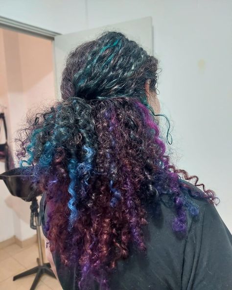 🦄 Alt Curly Hair Dye, Red Hair On Curly Hair, Curly Hair Purple Highlights, Different Hair Dye Styles, 4c Hair Color Ideas, Hair Dye Curly Hair, Peekaboo Hair Color Curly, Curly Hair Peekaboo Color, Curly Hair Dye Ideas