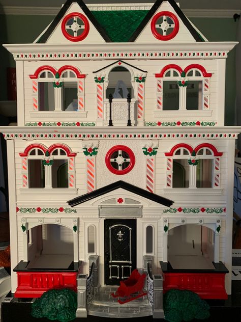 Dollhouse To Christmas House, Christmas Dollhouse Diy Ideas, Doll House Makeover Christmas, Christmas Dollhouse Makeover, Dollhouse Christmas Diy, Dollhouse Christmas Decorations Diy, Christmas Doll House Diy, Gingerbread Dollhouse Diy, Plastic Dollhouse Makeover