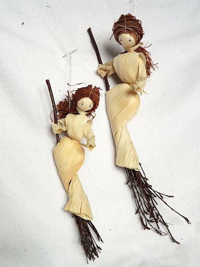 corn husk witches Corn Husk Crafts, Corn Dolly, Halloween Witch Dolls, Lavender Crafts, Corn Husk Dolls, Pagan Crafts, Witchy Crafts, Corn Husk, Witch Doll