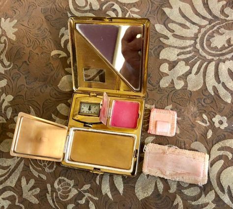 Vintage Illinois Watch Case Company Powder Compact         262 #thrifting Vintage Compact Makeup, Vintage Makeup Compact, Compact Mirror Aesthetic, Feminine Objects, Vintage Makeup Products, Historical Recipes, Compact Mirror Vintage, Disney Movie Art, Omega Watch Vintage