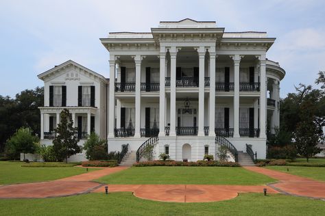 House Wrap Around Porch, Louisiana Plantations, Southern Mansions, Southern Plantations, Louisiana Homes, Antebellum Homes, White Castle, Revival Architecture, Old Mansions