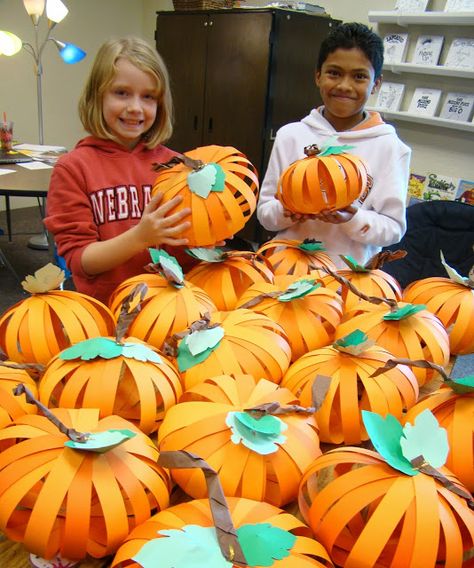 Paper Pumpkins for Parent Teacher Conference Pumpkin Patch Bulletin Board, Pumpkin Patch Decoration, Pumpkin Patch Craft, Story Book Pumpkin, Dekorasi Halloween, Halloween Bulletin Boards, Fall Party Themes, 2 October, Paper Pumpkins