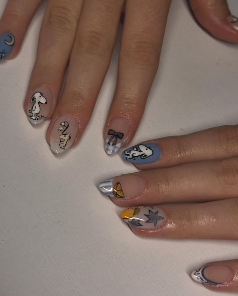 ✩₊˚.⋆☾⋆⁺₊✧Happy September🙂‍↕️✩₊˚.⋆☾⋆⁺₊✧ - All hand drawn!! - - - - - #gelx #gelnails #gelxnails #fall #fallnails #snoopy #snoopynails #autumnvibes #september #explore #nailinspo #nailinspiration #nailart Christmas Nails Snoopy, Snoopy Halloween Nails, Snoopy Fall Nails, Peanuts Nails, Charlie Brown Nails, Hand Drawn Nail Art, Snoopy Nails, Christmas Snoopy, Happy September