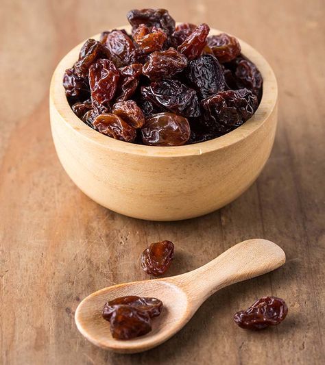 Raisins Benefits, Dried Raisins, Eating Alone, Homemade Muffins, Makanan Diet, Dried Fruits, Healthy Alternatives, Dried Fruit, Yummy Snacks