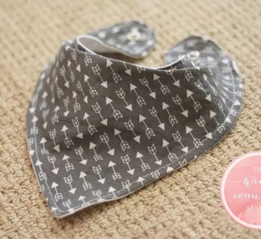 Bandana Bib Pattern Free, Bandana Bib Pattern, Diy Baby Boy Clothes, Diy Bibs, Baby Bibs Patterns, Diy Baby Clothes, Bib Pattern, Diy Baby Gifts, Bandana Bibs