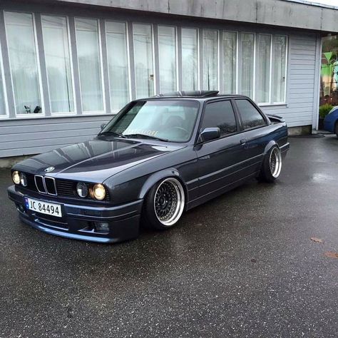 BMW E30 3 series grey slammed Bmw E30 Coupe, Bmw Vintage, Bmw E21, Rocket Bunny, Serie Bmw, Bmw Sport, Bmw Wheels, Bmw Classic Cars, Bmw I