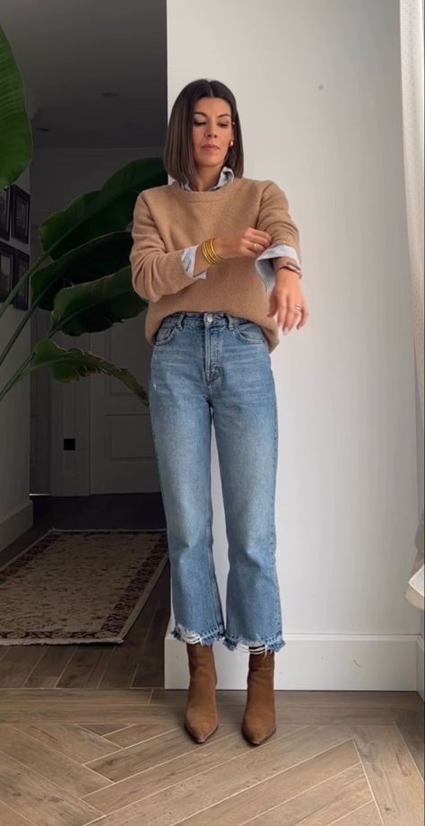 Work Mom Jeans Outfit, Mom Jeans Autumn Outfit, Cute Casual Dinner Outfits Winter, Mom Jeans Office Outfit, Winter Outfits Mom Jeans, Fall Mom Outfits 2024, Casual Chic Outfit Fall 2024, How To Style Mom Jeans, Autumn Night Out Outfit