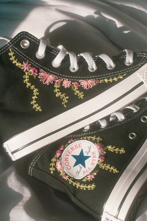 Converse Aesthetic Embroidery, Embroidered Converse High Tops Black, Embroidered Black Converse, Black Converse Embroidery, Embroidery Shoes Diy, Diy Converse, Shoe Embroidery, Embroidery Converse, Converse Embroidery