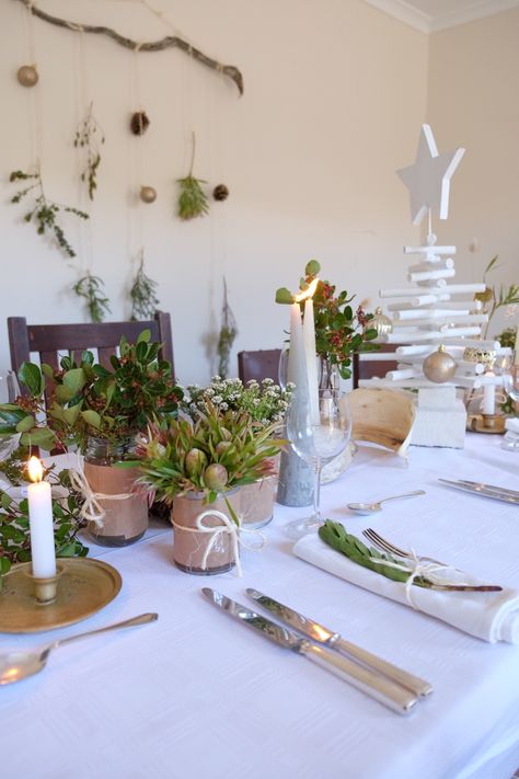 Christmas fynbos South Africa decorations Christmas In South Africa, South African Decor, Africa Decor, African Christmas, Summer Table Settings, Christmas Dinner Table, Summer Christmas, Dinner Table Decor, Christmas Interiors