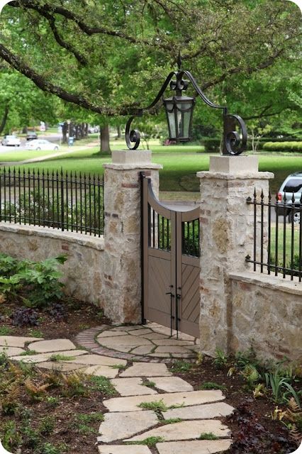 I like the half circle border with pavers and flagstone at the gate entrance. Front Garden Design, Real Estat, Front Yard Fence, Front Gates, Have Inspiration, Backyard Fences, Iron Gate, Camping Ideas, Cool Ideas