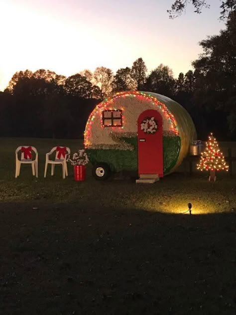 Hay Bale Christmas Decor, Christmas Hay Bale Ideas, Fall Hay Bale Decor, Hay Bale Art Ideas, Christmas Hay Bale Decor, Christmas Hay Bales, Round Hay Bale Decorating Ideas, Hay Bale Christmas, Christmas Hay Bale